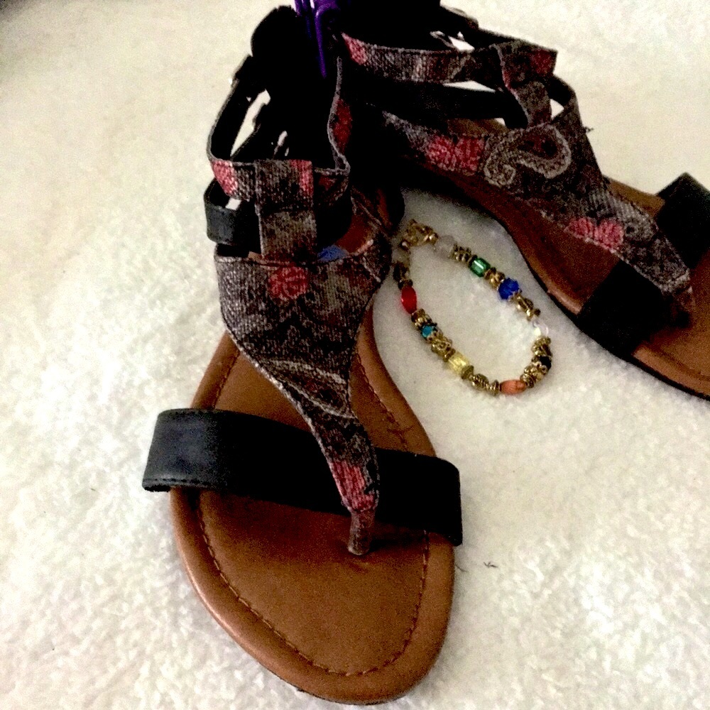 Beautiful Paisley Print Vintage looking Sandals by Cherie EUC